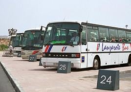 Imagen de archivo de unas guaguas turísticas en el aeropuerto de Lanzarote.