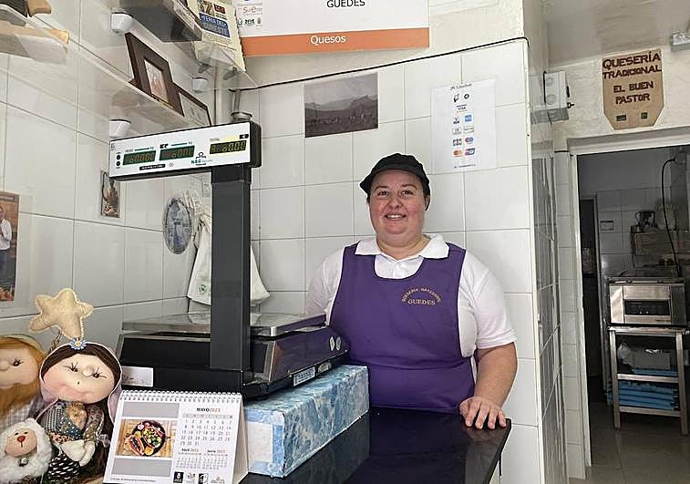 La quesera Loli Vizcaíno Guedes, en su negocio, 'El buen pastor, en Casa Pastores.