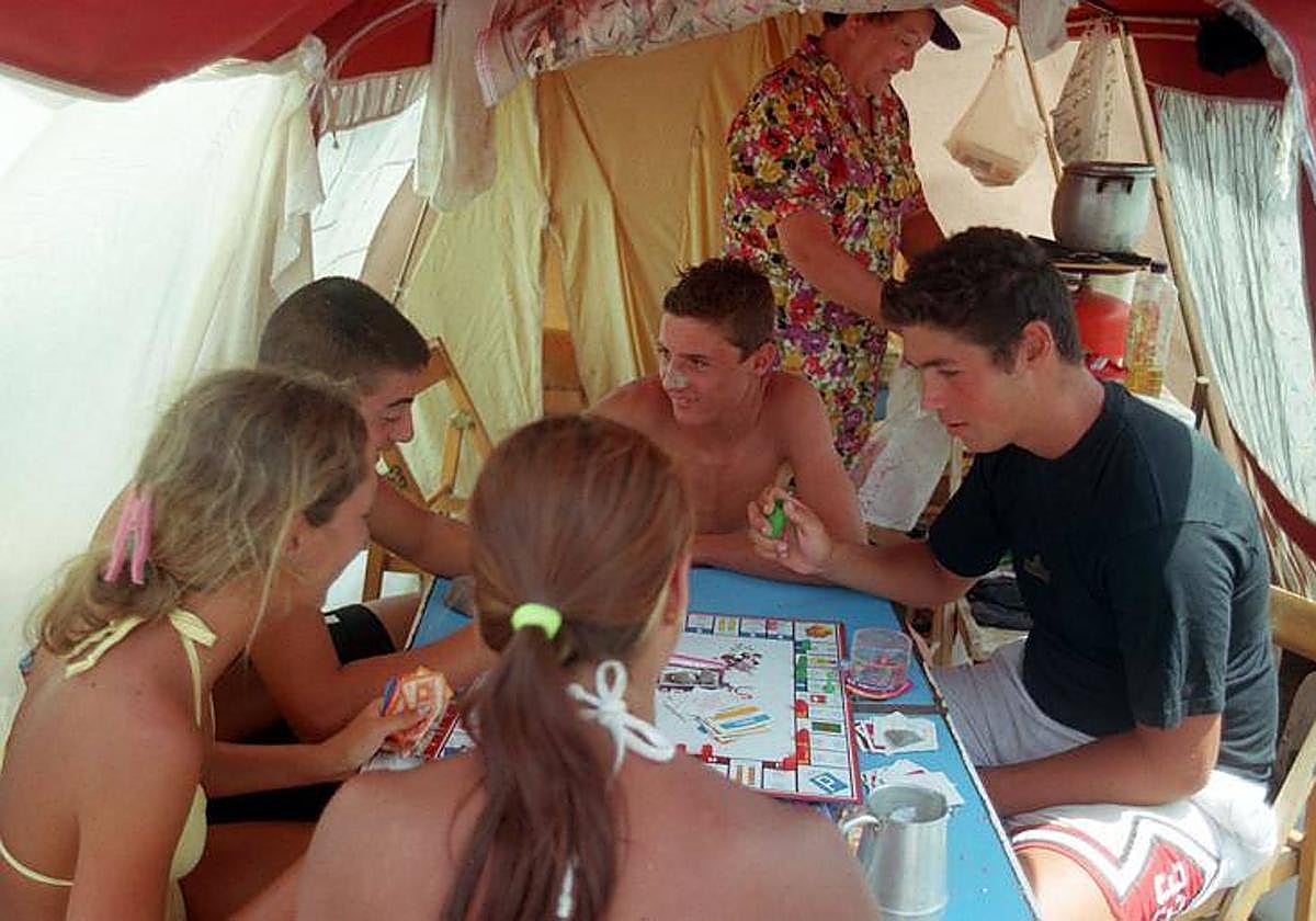 Un grupo de jóvenes juega al Monopoly en una acampada en Agaete.