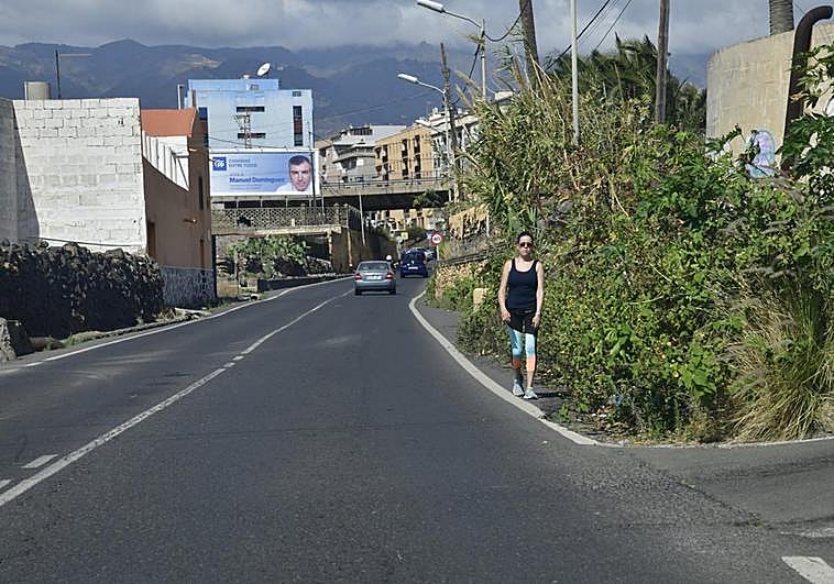 La Fonda pide una acera para la GC-102.