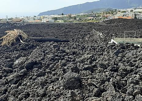 Imagen secundaria 1 - Daniel guarda en su teléfono las imágenes del paso de la lava por su vivienda.