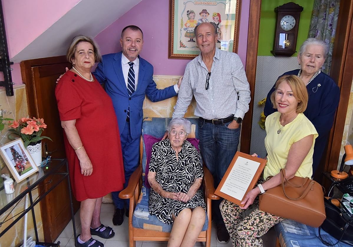 María González, junto a Teodoro Sosa, Dolores Delgado y sus familiares.