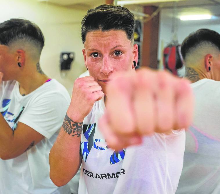 Davinia Pérez compatibiliza su actividad laboral con la prática del boxeo al más alto nivel.