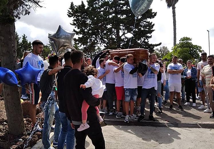 Imagen principal - Uno de los momentos del entierro (arriba)./ Escenario del crimen y recursos de emergencias trasladados hasta el local (abajo).