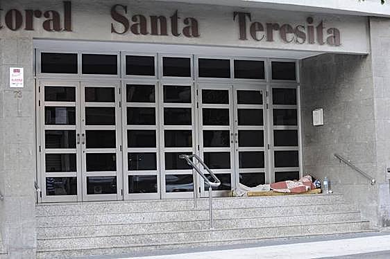 Imagen de archivo de un sin techo durmiendo en la puerta de la Iglesia Santa Teresita.