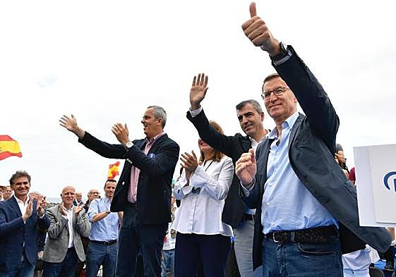 El presidente del PP, Alberto Núñez Feijó, acompañado de los candidatos y candidata del PP de Canarias para las próximas elecciones.