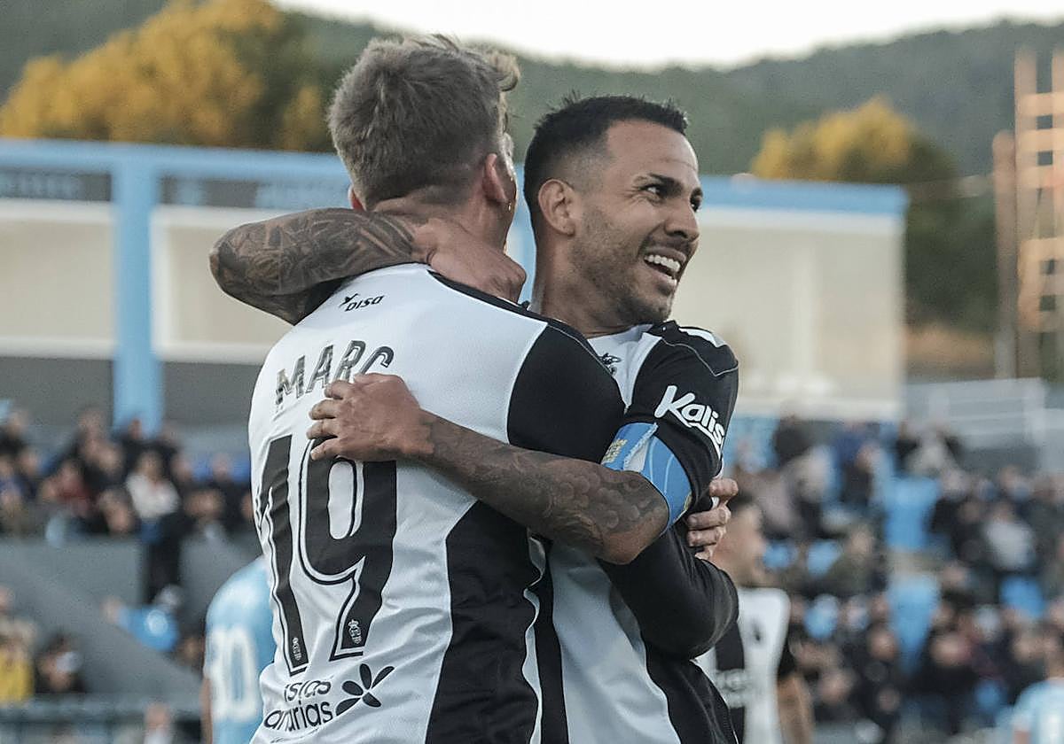 Jonathan Viera festeja un gol con Marc Cardona.