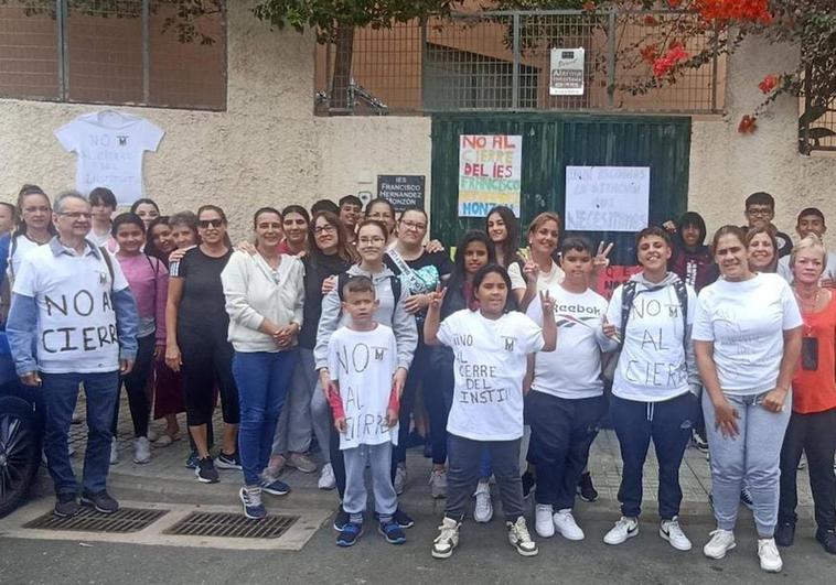 Protesta de un instituto de La Paterna contra su posible cierre el próximo curso