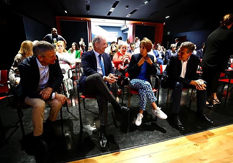 Los líderes de CC estuvieron acompañados de miembros y simpatizantes del partido.