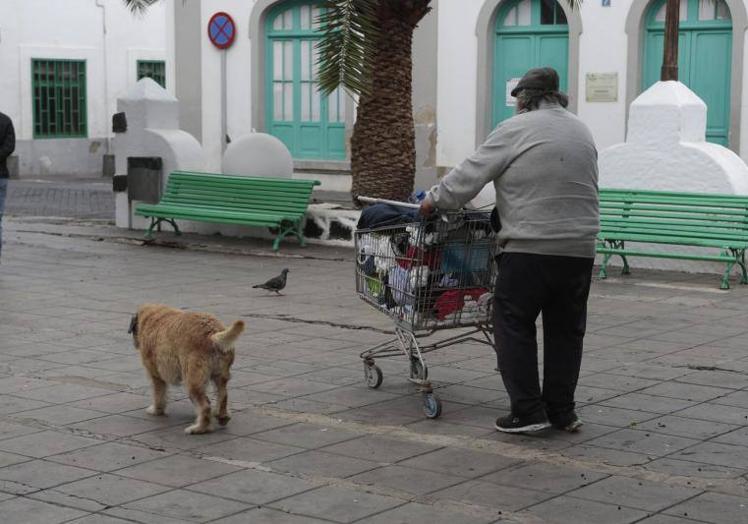 Una persona indigente en una calle de Arrecife.