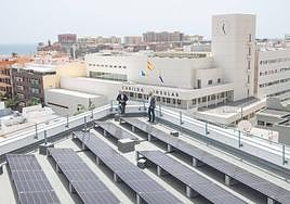 Planta fotovoltaica instalada en la cubierta del edificio Cristal del Cabildo de Gran Canaria.