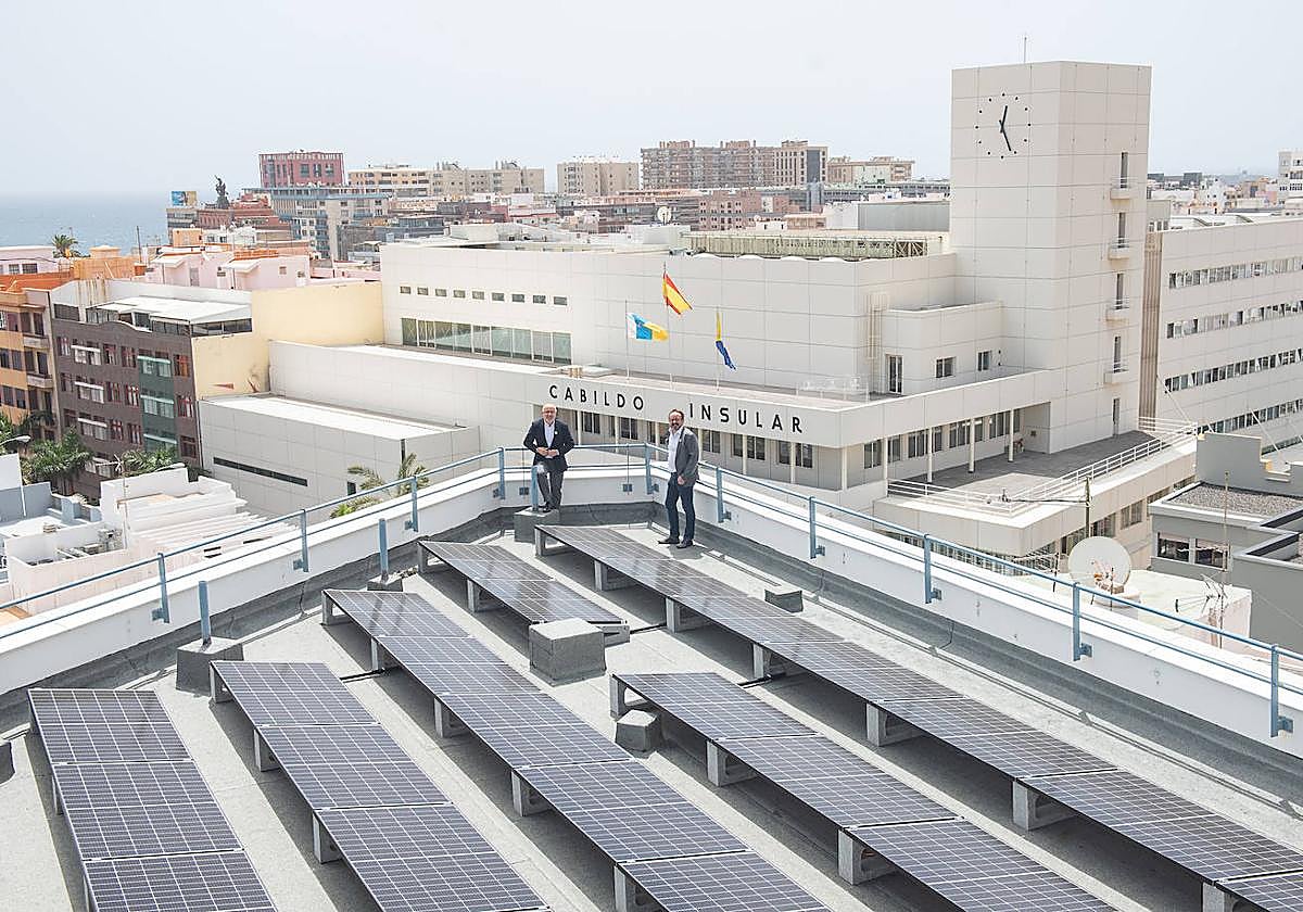 Planta fotovoltaica instalada en la cubierta del edificio Cristal del Cabildo de Gran Canaria.