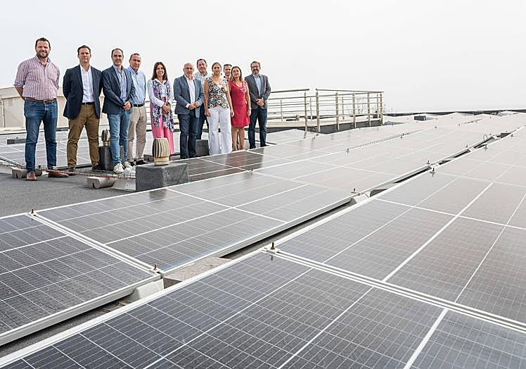 Planta fotovoltaica instalada en el tejado del centro sociosanitario de Taliarte.