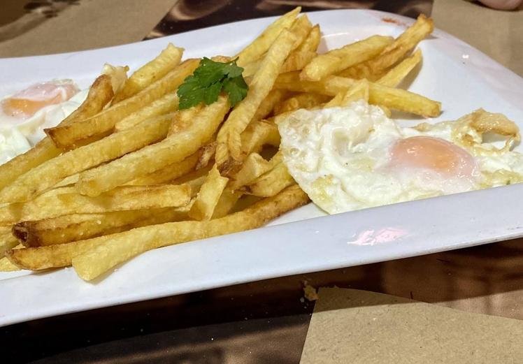 Huevos fritos con papas fritas de Café Madrid