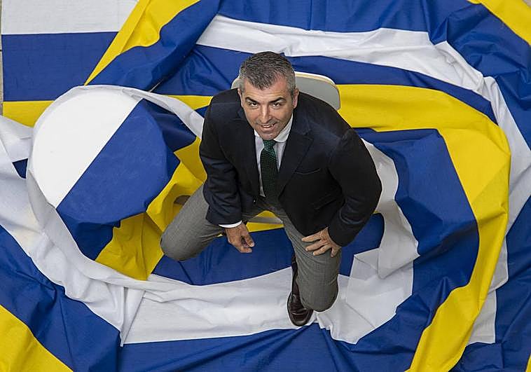 Manuel Domínguez posa con la bandera regional en la sede del Canarias7.