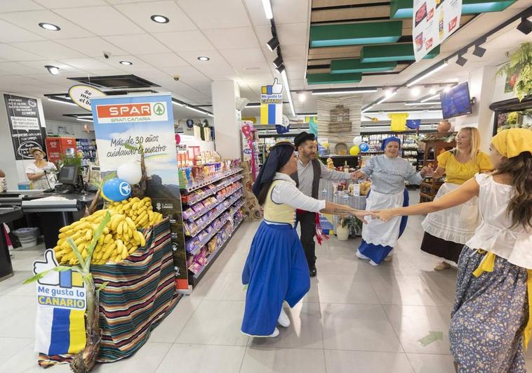 Los supermercados SPAR se visten por el Día de Canarias