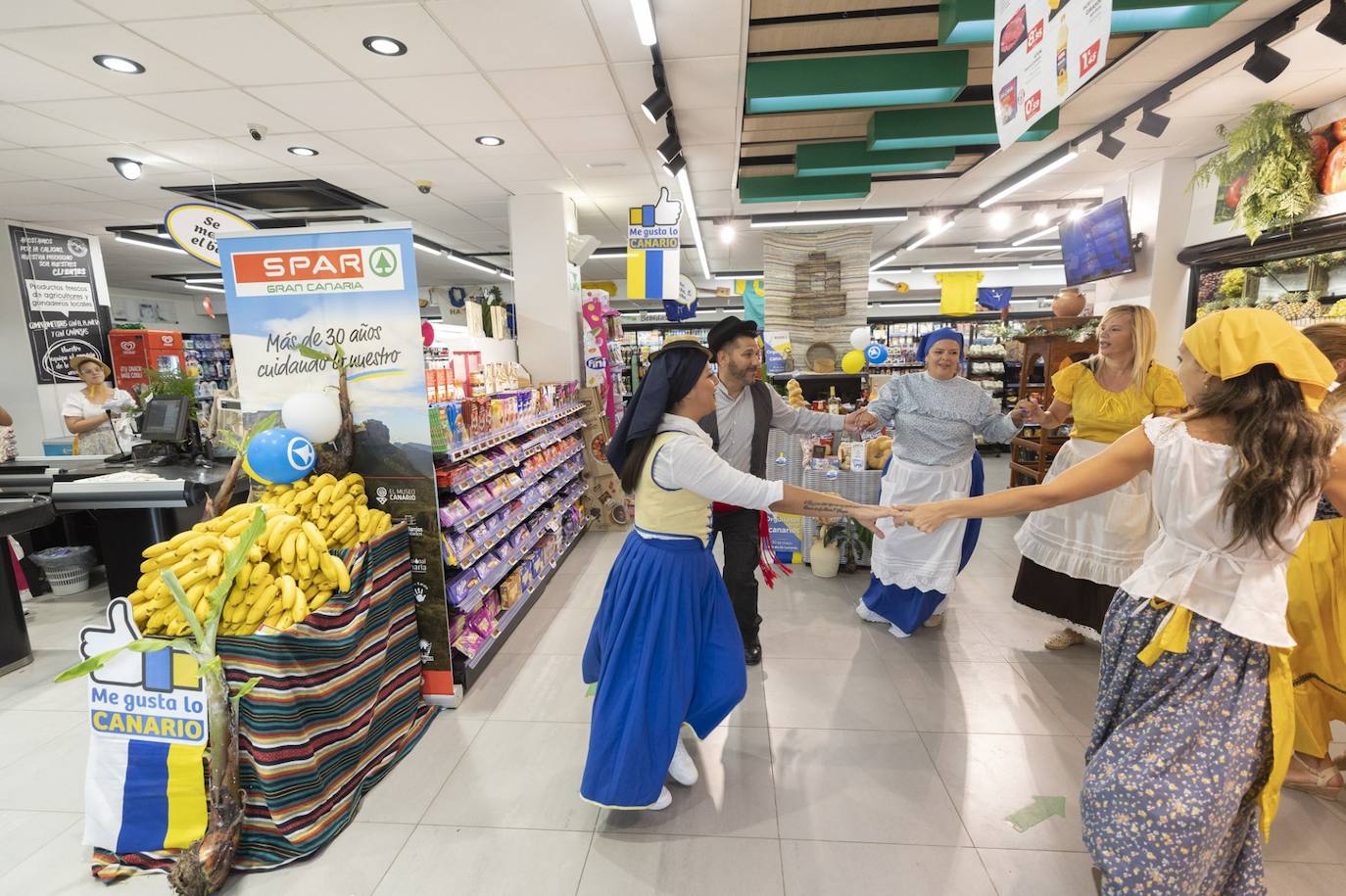El equipo de SPAR Guía celebra la canariedad con bailes típicos.