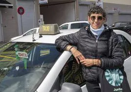 Gloria Arencibia junto a su taxi.