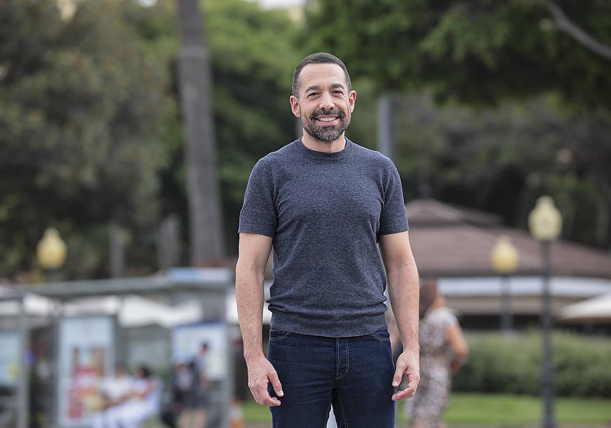 David Muñoz, trabajador social, en el parque de Santa Catalina, en la capital grancanaria.