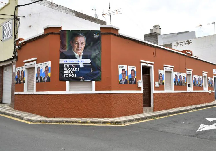 Vivienda particular en Cruce de Arinaga (Agüimes), empapelada con 12 carteles electorales de CC. En su garaje está la sede del partido.