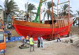 Traslado de la réplica a las traseras del parque de Santa Catalina.
