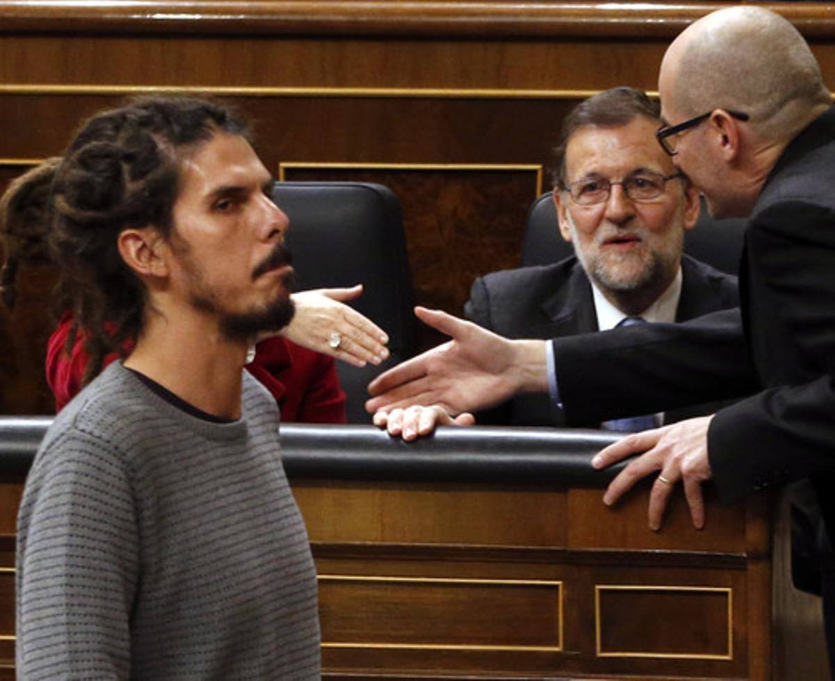 Alberto Rodríguez ante la atónita mirada de Mariano Rajoy.