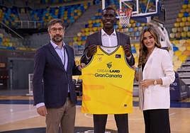 Sitapha Savané, con Eduardo Gómez y Yasmina Newport con la nueva camiseta