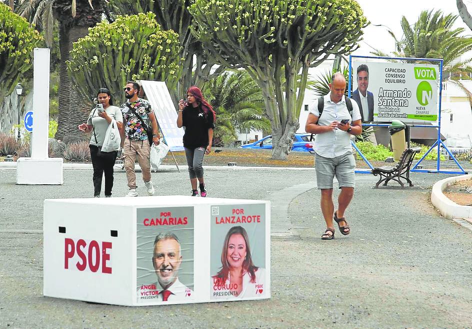 Material electoral en Arrecife