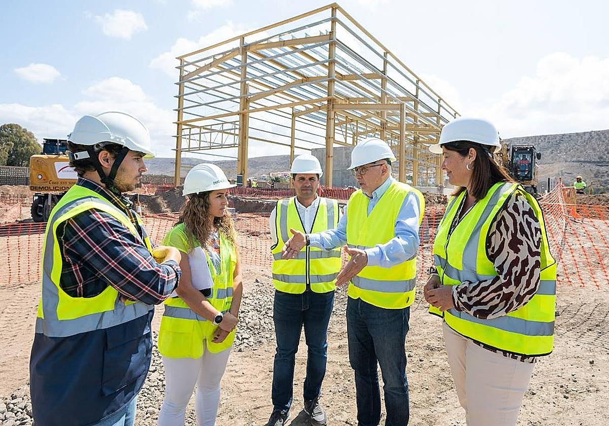 Antonio Morales (segundo por la derecha) visitando la obra de la desaladora de Salto de Chira.