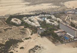 El grito de 'este hotel no se tira' vuelve a resonar en el Oliva Beach