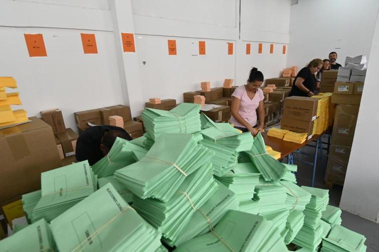 Preparativos del día electoral en La Favorita.