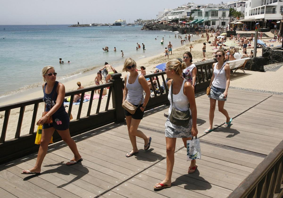 El puente del Día de Canarias lleva la ocupación al 90% pero el 28M y la UD impiden el lleno total