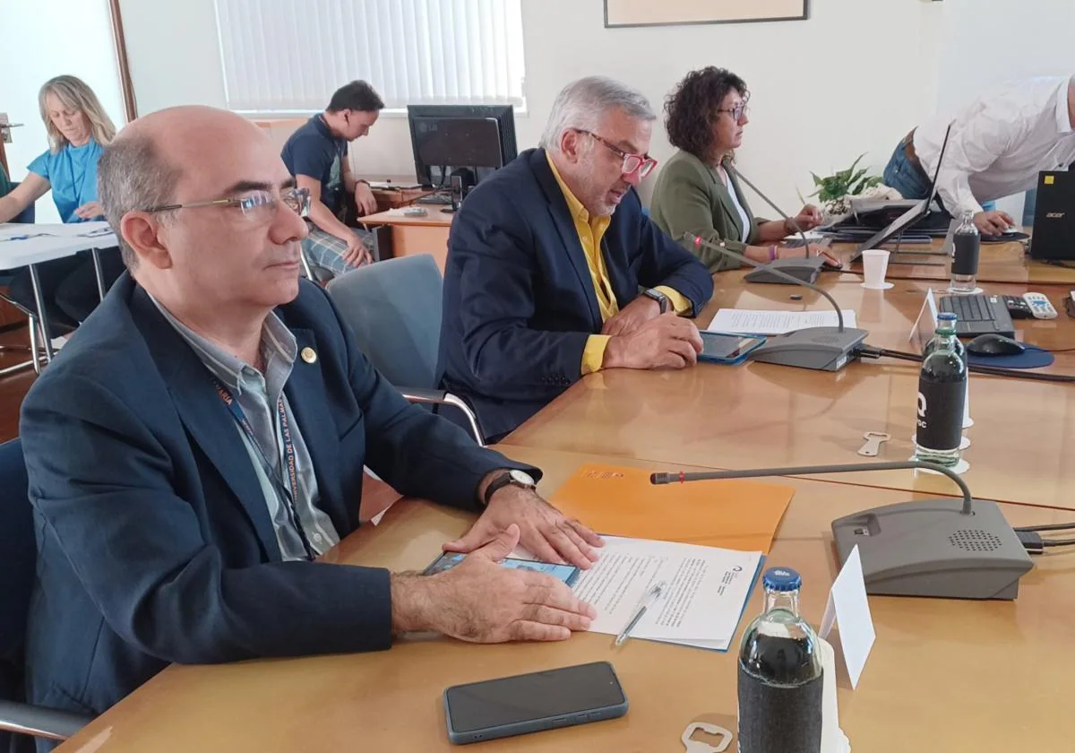 El rector, Lluís Serra, y el gerente (i), Roberto Moreno, en el Consejo de Gobierno.