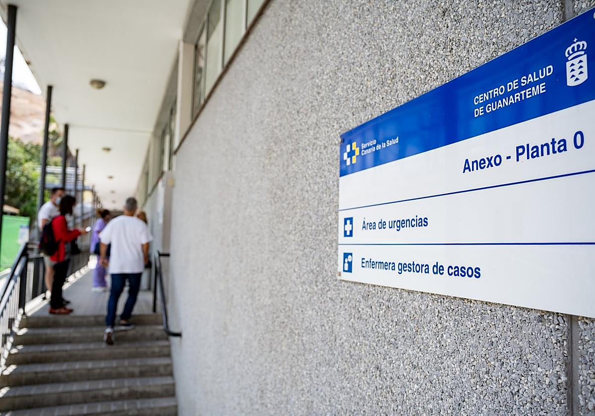 Pacientes en la entrada de un centro de salud de la capital grancanaria.