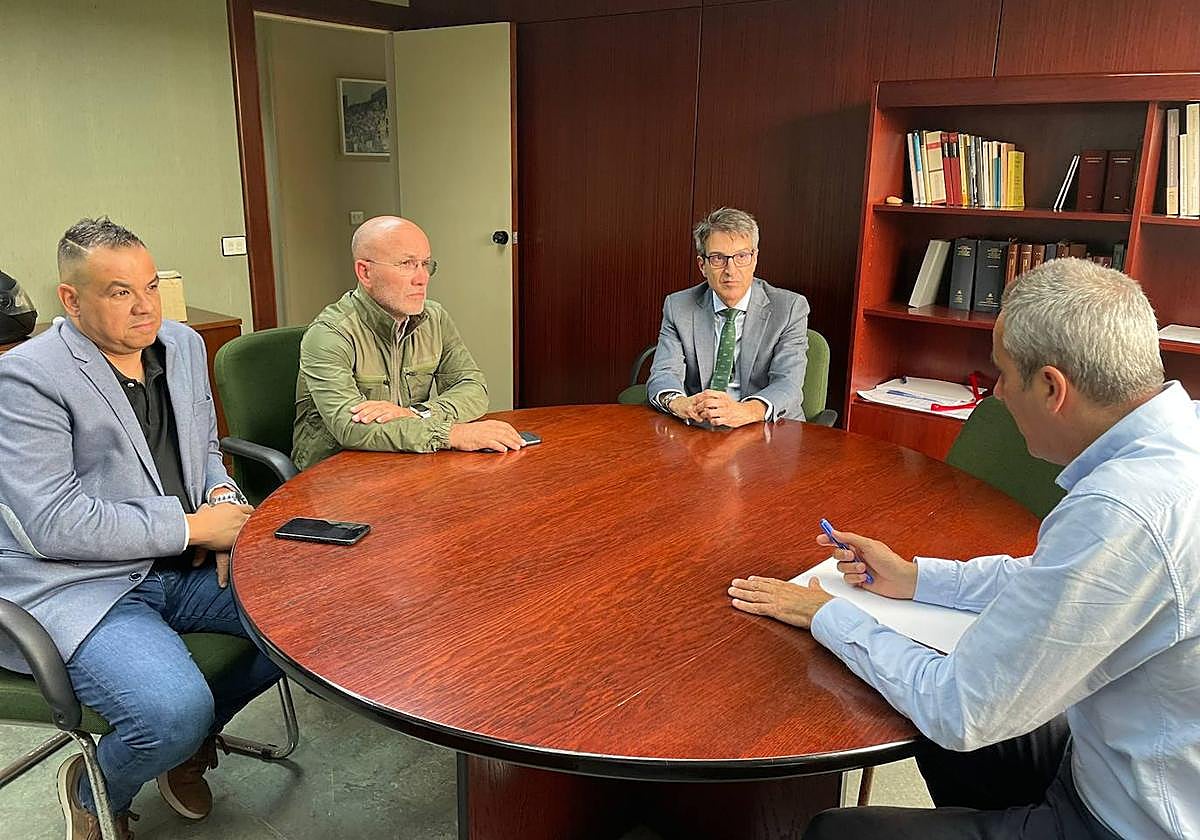 Miguel Jorge (d) con representante de la industria canaria de congresos y eventos.