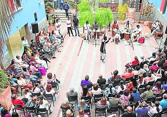 El patio de Casa África, lleno para una de las actividades de 'África Vive' celebradas esta semana.