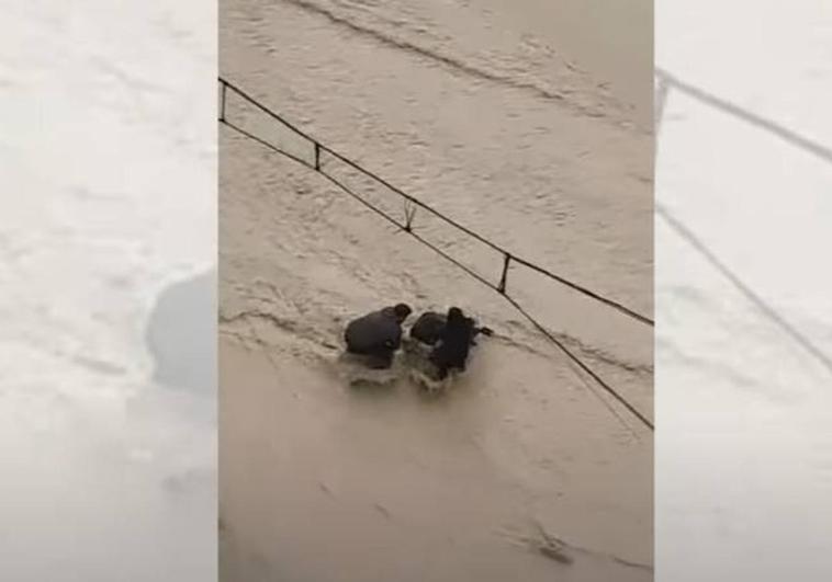 Una madre intenta cruzar una riada con su bebé y ¡casi lo pierde!
