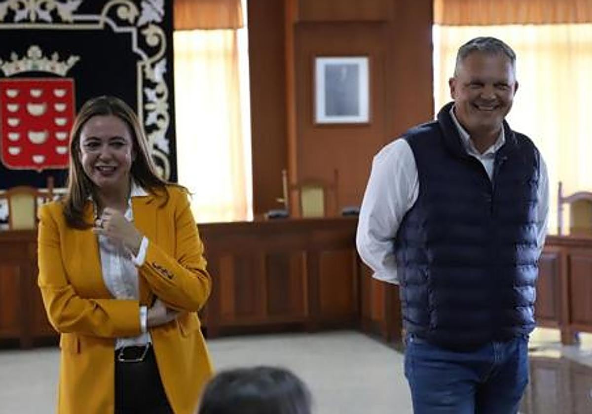 Alfredo Mendoza, en un acto con María Dolores Corujo, lideresa insular del PSOE.