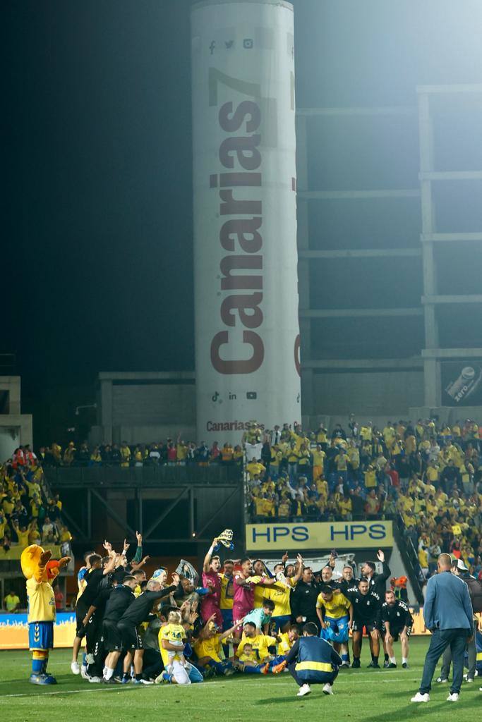 Emotiva celebración de los jugadores de la UD en el Gran Canaria