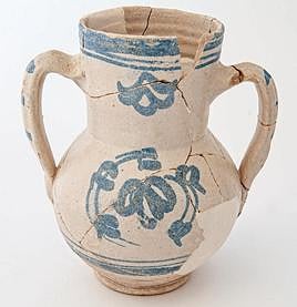 'Jarra Mayólica', de una serie blanca con decoración azul.