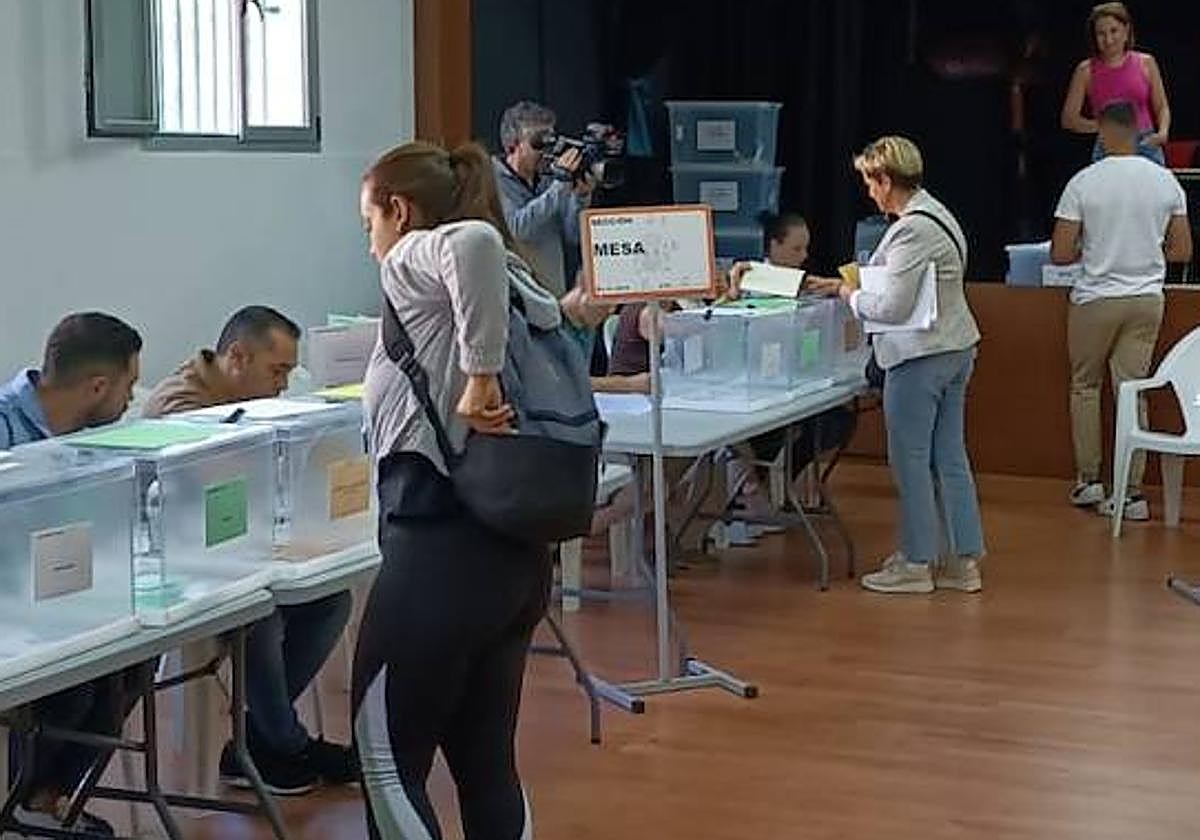 Votación de Ana Hernández, al fondo.