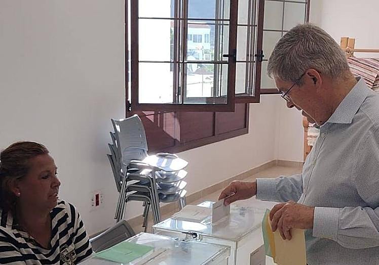 Marco Aurelio Pérez, ejerciendo su derecho al voto.