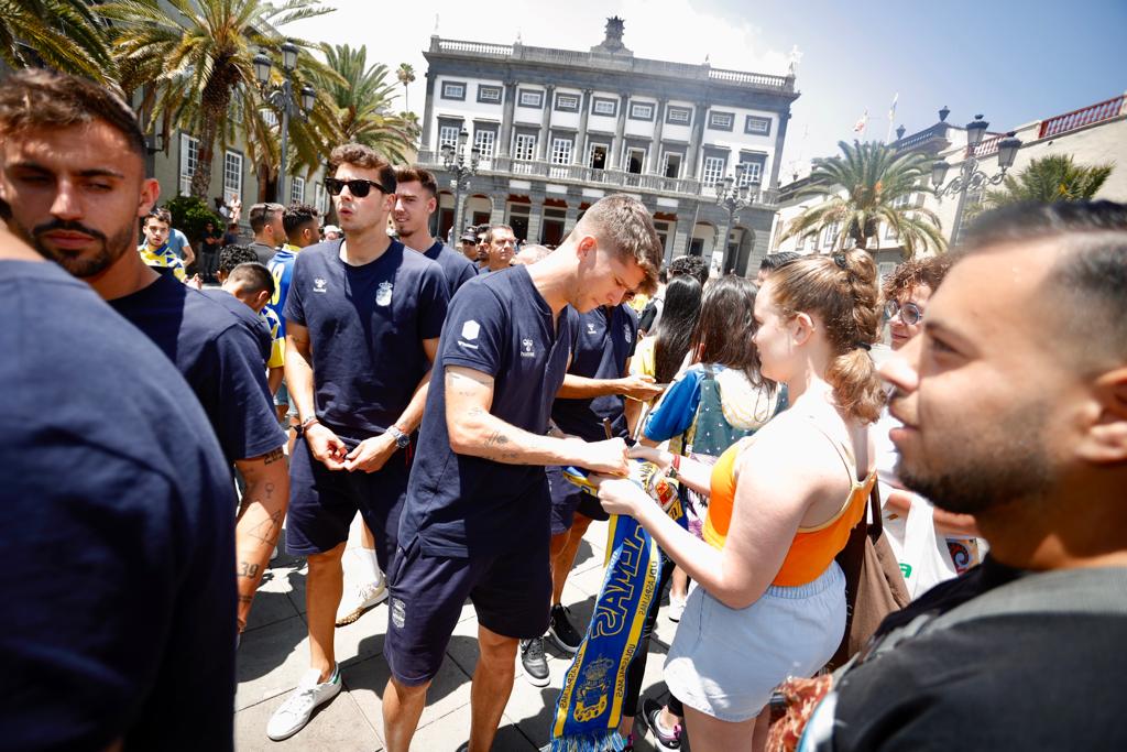 El recibimiento de los aficionados de la UD en su visita al Ayuntamiento, en imágenes