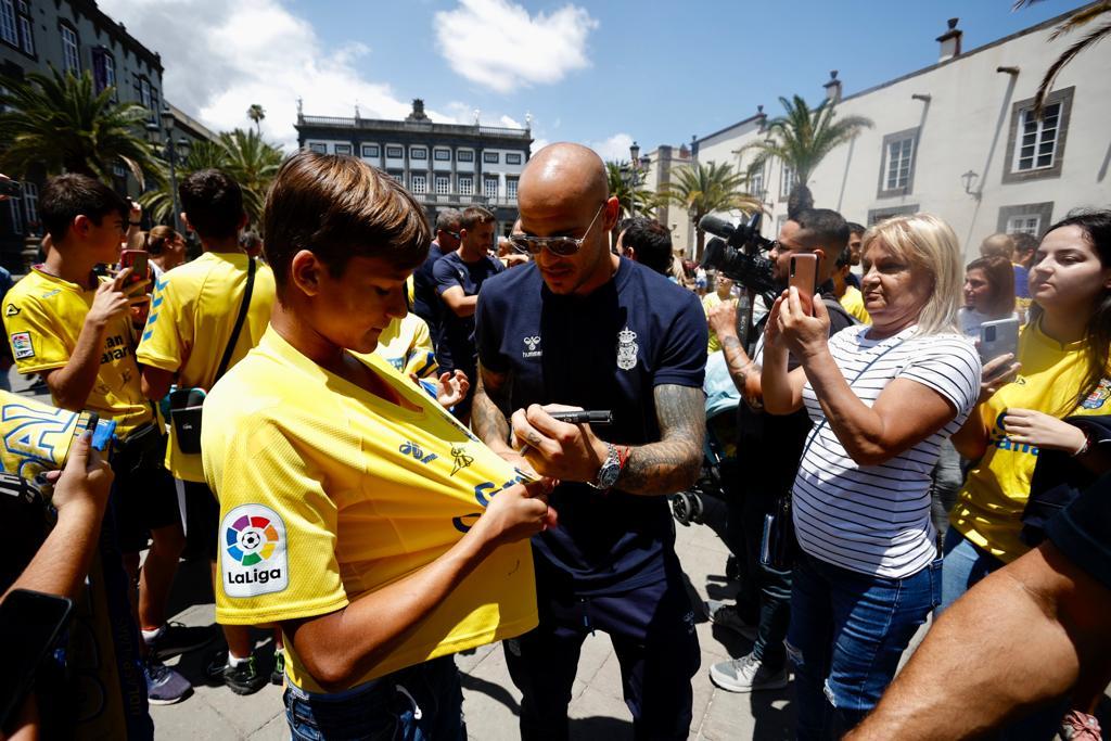 El recibimiento de los aficionados de la UD en su visita al Ayuntamiento, en imágenes