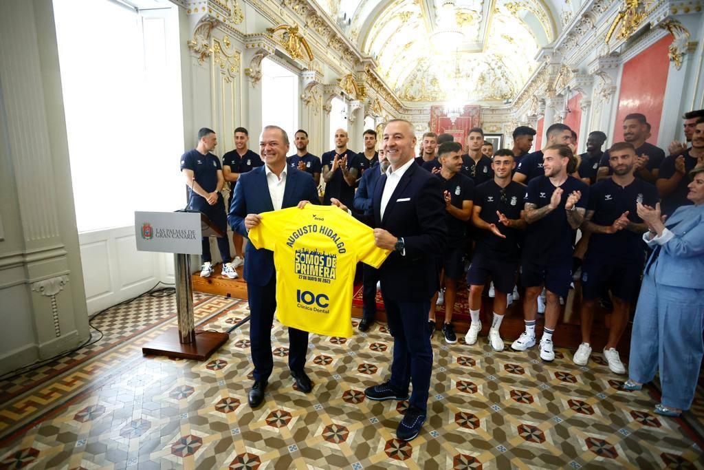 El recibimiento de los aficionados de la UD en su visita al Ayuntamiento, en imágenes