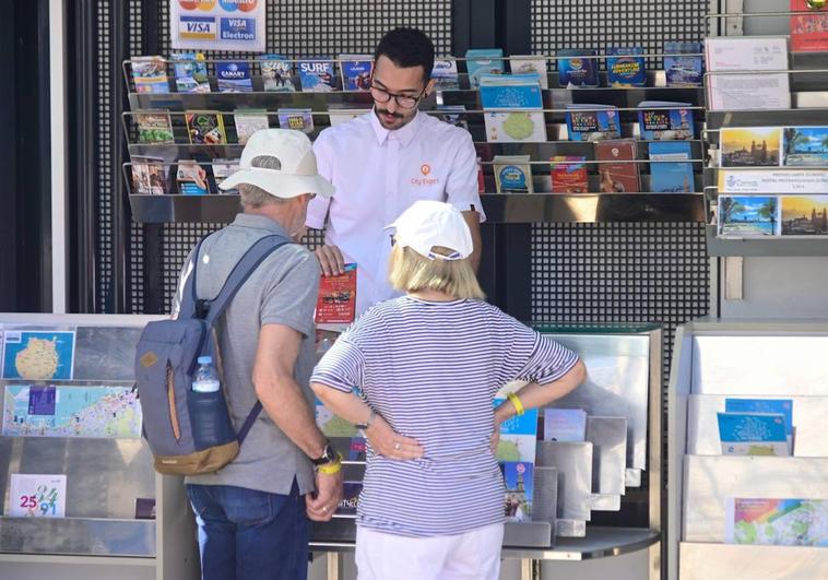 Música y productos típicos canarios en los servicios turísticos de la capital grancanaria