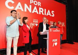 El candidato a la Presidencia del Gobierno y secretario general del PSOE, Ángel Víctor Torres, con diputados electos celebrando la victoria de su partido