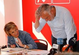 El líder del PSOE, Ángel Víctor Torres, con Elena Máñez.