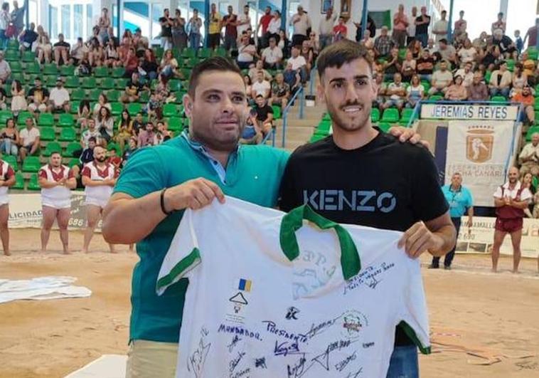 Fabio, en el momento de recibir la camiseta del Tedote de manos de Pedro Gutiérrez.
