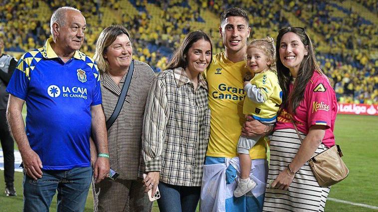 Álvaro Lemos, celebrando el ascenso junto con sus suegros Emiliano y Margarita, su pareja Sara, su niño Sergio y su hermana Mónica.